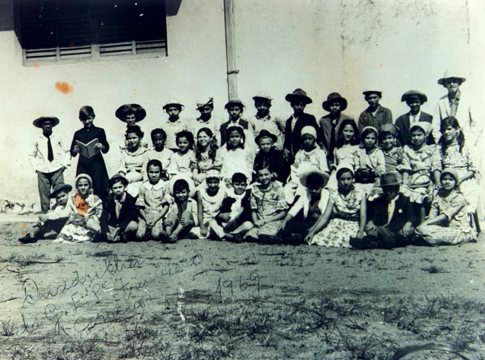 Quadrilha Junina do Grupo Escolar Padre Francisco Correia em 1969.