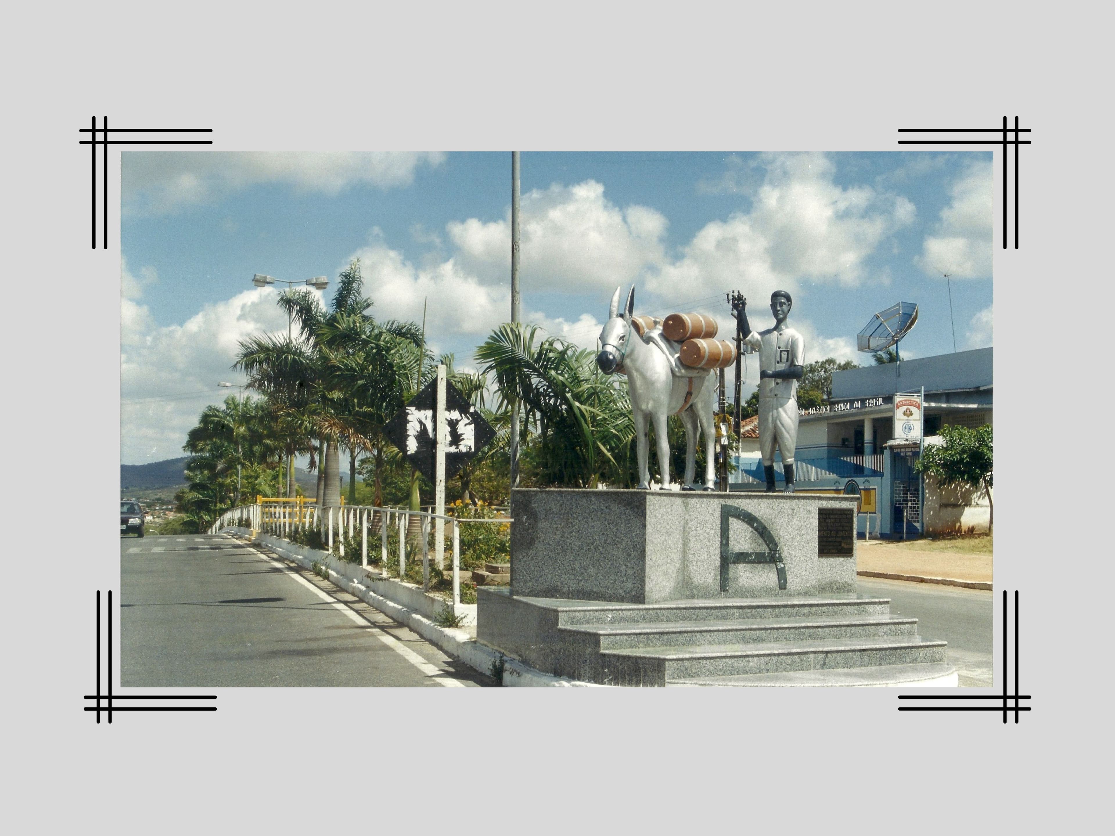 Monumento ao jumento e tangedor atualmente na avenida Dr. Otávio Cabral