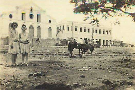 Igreja Matriz na fase de acabamento da construção e casarão da esquina provavelmente em meados de 1920