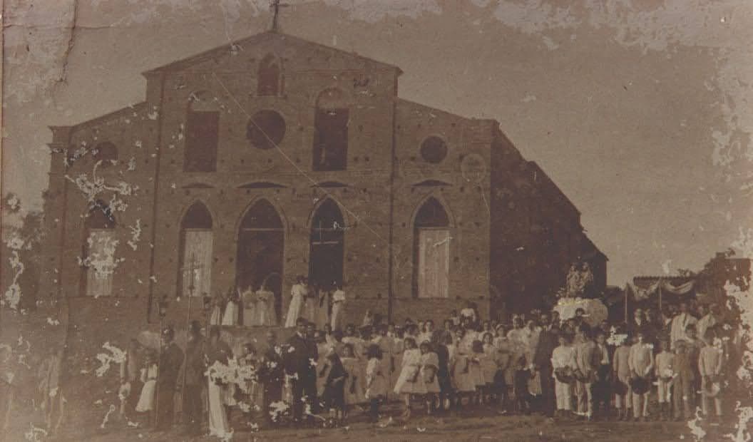 Igreja Matriz em construção em 1912.  Foto da mais antiga procissão de Senhora Santana registrada.