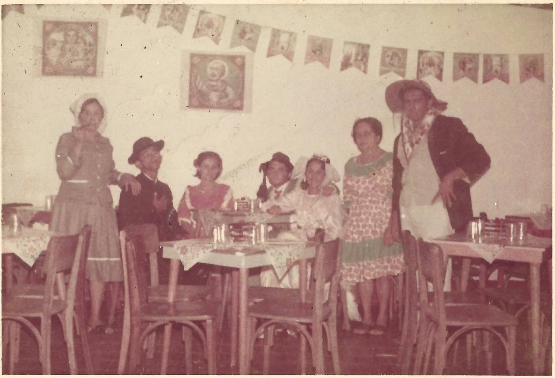 Quadrilha de São João em 1969 do GEPFC Marinita, José Antonio, Lincolin (Padre) e Vera. Dedé, Carlos (noivo) e Elza (Noiva).