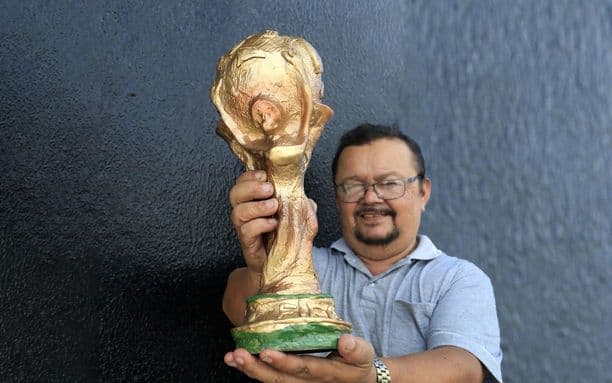 Artista alagoano transforma sucata em réplica da taça da Copa do Mundo por Maylson Honorato